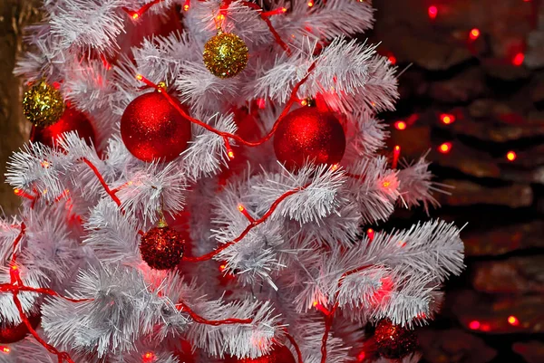 Decorações Natal Tradicionais Árvore Natal Grinaldas Multicoloridas Brinquedos Perto — Fotografia de Stock