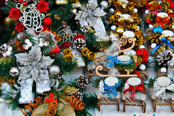 Decorações Natal Tradicionais Árvore Natal Grinaldas Multicoloridas Brinquedos Perto — Fotografia de Stock