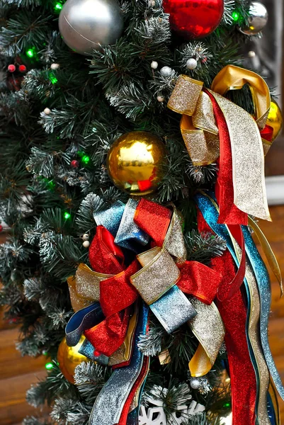 Traditionele Kerstversiering Aan Kerstboom Veelkleurige Bloemenslingers Speelgoed Close — Stockfoto