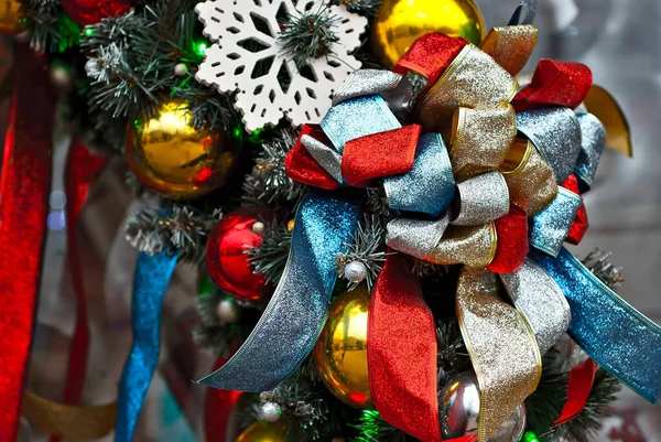 Traditionele Kerstversiering Aan Kerstboom Veelkleurige Bloemenslingers Speelgoed Close — Stockfoto