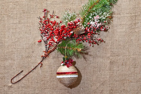 Χριστουγεννιάτικες Διακοσμήσεις Από Φυσικά Υλικά Πολύχρωμα Γιρλάντες Και Παιχνίδια Κοντά — Φωτογραφία Αρχείου