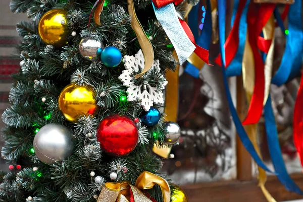 Decorações Natal Tradicionais Árvore Natal Grinaldas Multicoloridas Brinquedos Perto — Fotografia de Stock