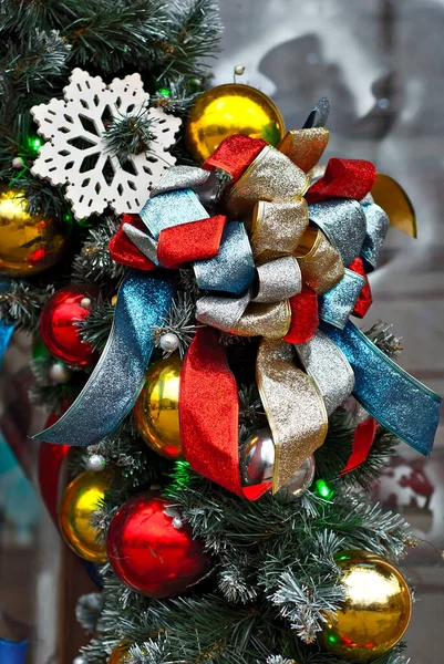 Décorations Noël Traditionnelles Sur Sapin Noël Guirlandes Multicolores Jouets Gros — Photo