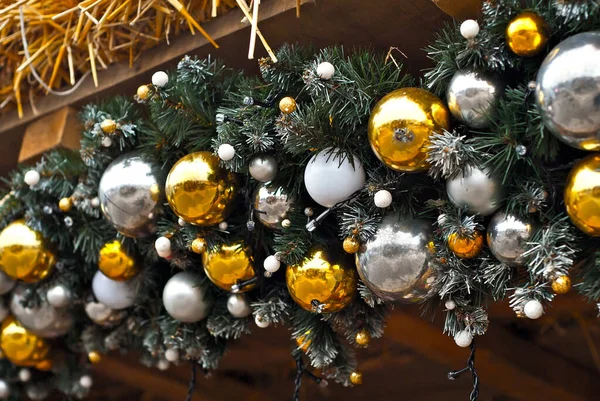 Decoraciones Navideñas Tradicionales Árbol Navidad Guirnaldas Multicolores Juguetes Cerca — Foto de Stock