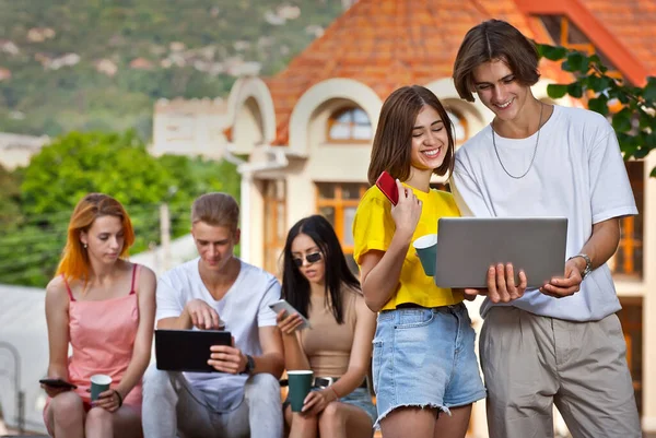 Freunde Sitzen Sommer Mit Laptop Auf Dem Bordstein Jugendliche Mit — Stockfoto