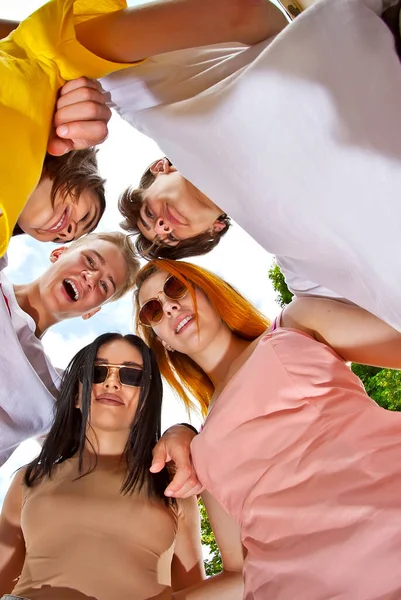 Amigos Abraçando Sorrindo Contra Céu Ângulo Disparo Inferior — Fotografia de Stock