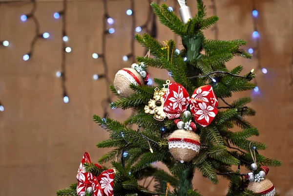 Decorações Natal Tradicionais Árvore Natal Grinaldas Multicoloridas Brinquedos Perto — Fotografia de Stock