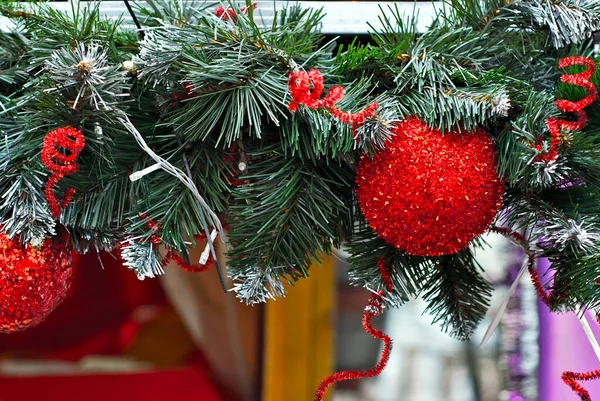 Traditionele Kerstversiering Aan Kerstboom Veelkleurige Bloemenslingers Speelgoed Close — Stockfoto