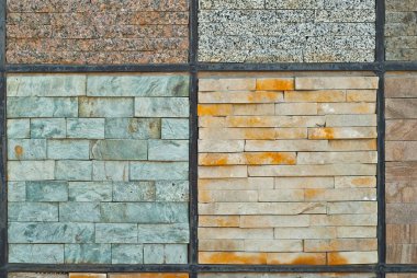 Tuğla duvar ve beton bloklar. Sıraya dizilmiş taş levha örnekleri.