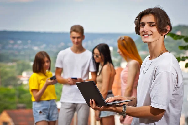 Adolescentes Con Teléfonos Portátil Plaza Verano Concepto Aprendizaje Línea Amistad — Foto de Stock