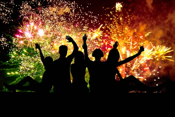 Silhouette Friends Sitting Curb Watching Fireworks Fireworks Salutes Blurred Background — Stock Photo, Image