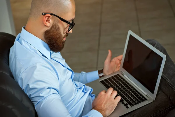 Homem Negócios Com Uma Camisa Azul Sentado Sofá Preto Homem — Fotografia de Stock