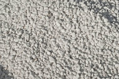 Küçük çakıl taşlarından drenaj sistemleri. Bitkiler ve ağaçlar için bahçe drenajı. Yollar ve çiçek yatakları için beyaz taşlar.