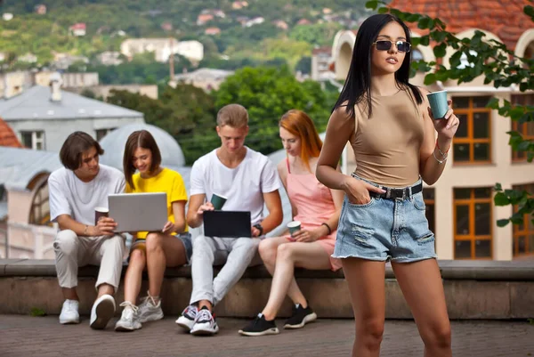Teenager Mit Handy Und Laptop Auf Dem Platz Sommer Das — Stockfoto