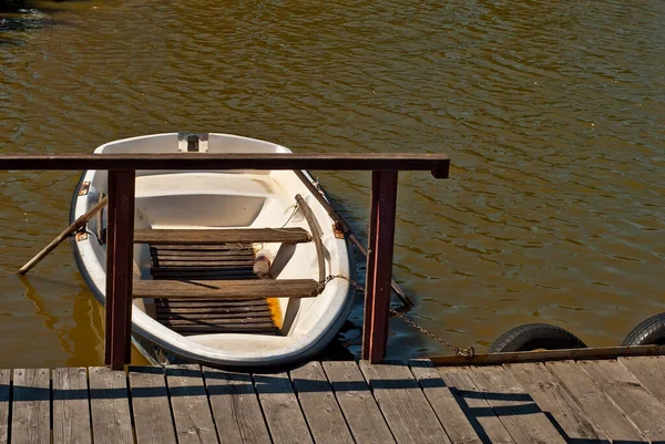 Vieux Bateau Blanc Sur Lac Près Jetée — Photo