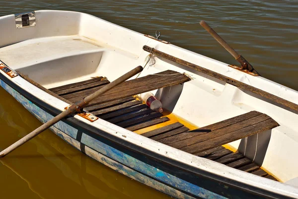 Velho Barco Branco Lago Perto Cais — Fotografia de Stock