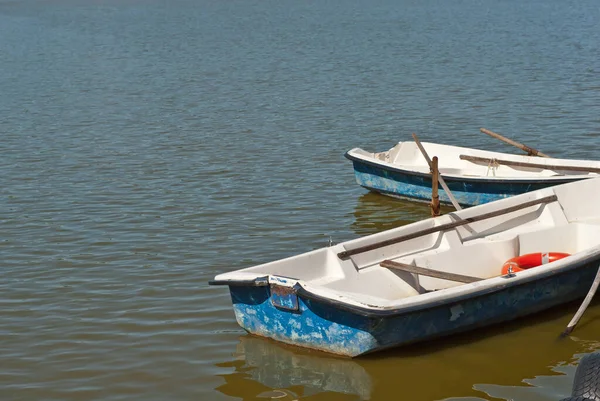 Vieux Bateau Blanc Sur Lac Près Jetée Bouée Sauvetage Orange — Photo