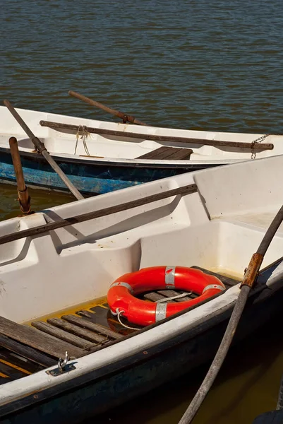 Vieux Bateau Blanc Sur Lac Près Jetée Bouée Sauvetage Orange — Photo