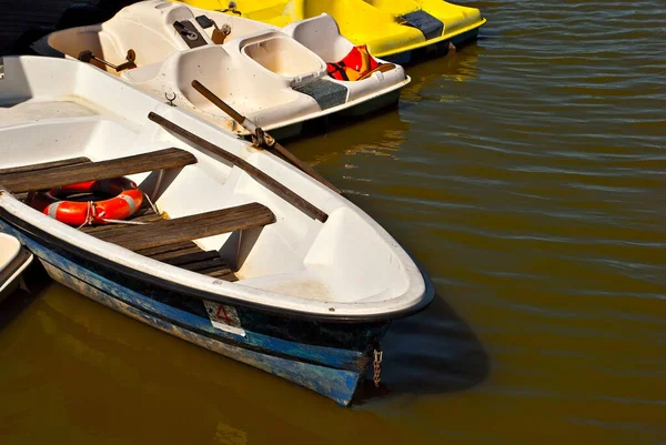 Vecchia Barca Bianca Sul Lago Vicino Molo Boa Salvataggio Arancione — Foto Stock