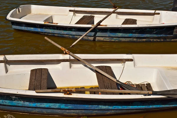 Vieux Bateau Blanc Sur Lac Près Jetée — Photo