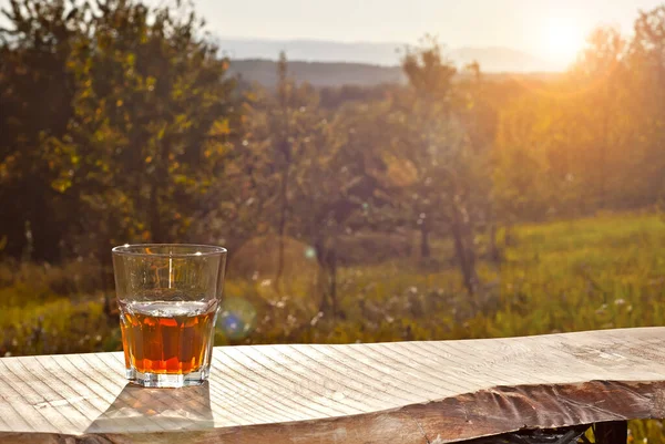 Glas Met Drank Een Achtergrond Van Groen Natuur Whisky Een — Stockfoto