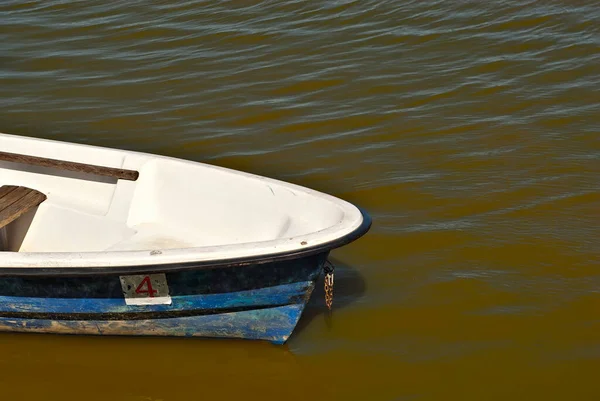 Stará Bílá Loď Jezeře Mola — Stock fotografie