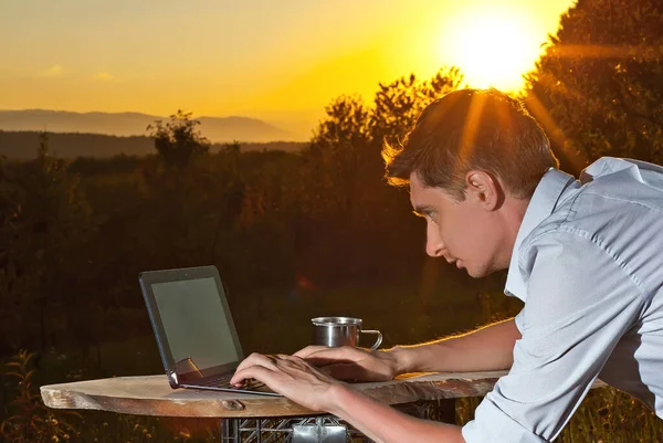 Homem Camisa Branca Trabalha Num Portátil Trabalho Sobre Fundo Natureza — Fotografia de Stock