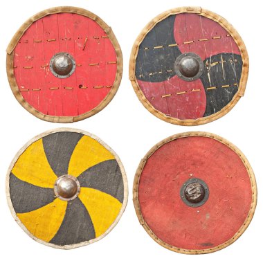 Eski bir ortaçağ kalkanının yeniden inşası. Sahte Viking silahı. yuvarlak kalkan beyaz bir arkaplanda izole edildi.