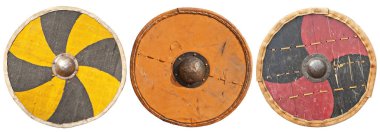Eski bir ortaçağ kalkanının yeniden inşası. Sahte Viking silahı. yuvarlak kalkan beyaz bir arkaplanda izole edildi.