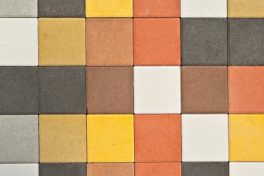 Çakıl taşı dokusu. Kaldırımdaki fayanslar eşit katlanmış. Çok renkli kaldırım taşları kapatın..