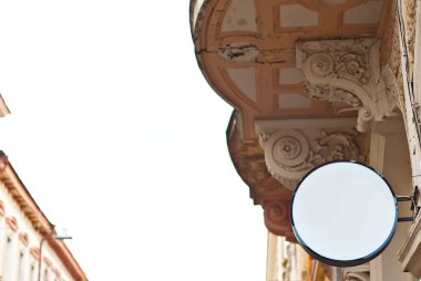 Binada yuvarlak tabela var. Boşluk ve boşluğu metin için kopyala. Tasarım için maket. Reklam için boş şablon.