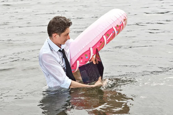 Homem Camisa Num Círculo Inflável Rosa Tipo Com Portátil Nada — Fotografia de Stock