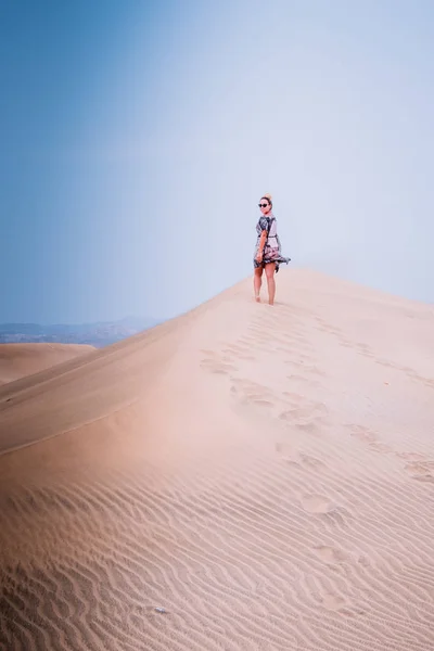 Dziewczyna Walking in Sand Dunes Gran Canaria — Zdjęcie stockowe