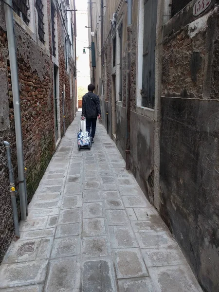 Italy Venice October 2017 View Tourist Luggage Narrow Street Venice — Stock Photo, Image