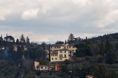 Tipik Tuscany manzara evleri ve ağaçlar ile görünümünü.