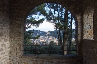 Bir kemer San Francesco manastır Fiesole, Toskana, İtalya görünümünden.