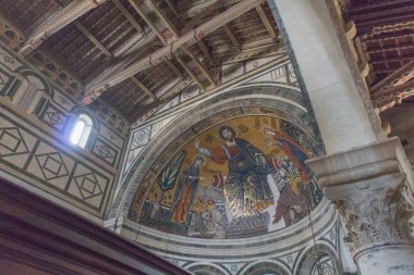 İtalya, Floransa - 30 Nisan 2017: bakire ve Basilica San Miniato al Monte üzerinde 30 Nisan 2017, Toskana, İtalya St Minias arasındaki Mesih'in Ortaçağ mozaik görünümünü.