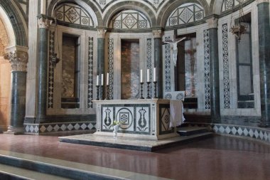 İtalya, Floransa - 30 Nisan 2017: sunak Basilica San Miniato al Monte üzerinde 30 Nisan 2017, Toskana, İtalya içinde görünümünü.