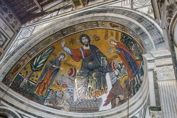 İtalya, Floransa - 30 Nisan 2017: bakire ve Basilica San Miniato al Monte üzerinde 30 Nisan 2017, Toskana, İtalya St Minias arasındaki Mesih'in Ortaçağ mozaik görünümünü.