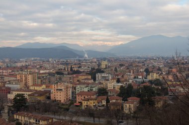 Brescia cityscape kar ile görünümünü kaplı dağlar arka planda, Lombardiya, İtalya.
