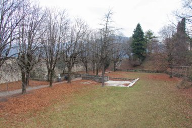 Kış saati, Lombardiya, İtalya Brescia kalede iç avlu görünümü.