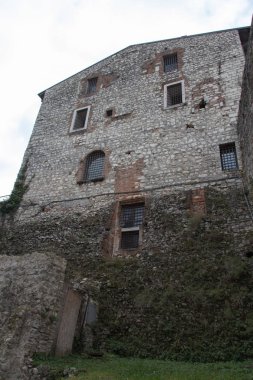 İtalya, Brescia-31 Aralık 2017: Lombardy, İtalya 31 Aralık 2017, Brescia kalesinde Luigi Marzoli silah Müzesi antik duvar görünümünü.