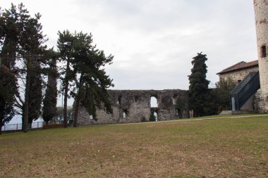 İtalya, Brescia-31 Aralık 2017: Antik duvar ve avlu üzerinde 31 Aralık 2017, Castello di Brescia Lombardy, İtalya Mirabella Tower yakınındaki görünümünü.