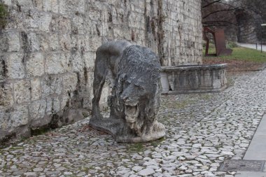 İtalya, Brescia - 31 Aralık 2017: Castle, Brescia üzerinde 31 Aralık 2017, Lombardiya, İtalya bir antik aslan heykeli görünümünü.