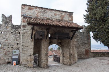 İtalya, Brescia-31 Aralık 2017: asma köprü üzerinde 31 Aralık 2017, Brescia kale Lombardy, İtalya için ağ geçidi görünümünü.