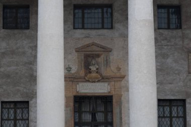 İtalya, Verona - 08 Aralık 2017: Museo Lapidario Maffeiano Piazza sutyen 08 Aralık 2017, Veneto, İtalya adlı parçası cephe görünümünü.