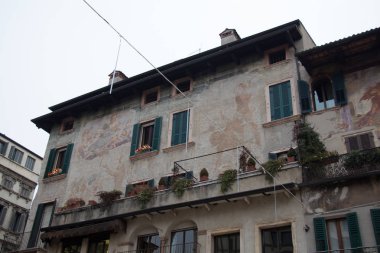 İtalya, Verona - 08 Aralık 2017: Piazza delle Erbe üzerinde 08 Aralık 2017, Veneto, İtalya Mazzanti ev cephe detay görünümünü.