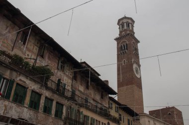 İtalya, Verona - 08 Aralık 2017: Piazza delle Erbe üzerinde 08 Aralık 2017, Veneto, İtalya Mazzanti evleri ve Torre dei Lamberty resimlere görünümünü.