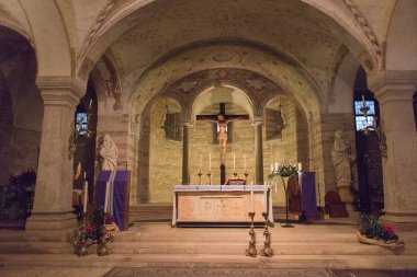 İtalya, Verona - 08 Aralık 2017: alt kilise San Fermo Maggiore üzerinde 08 Aralık 2017, Veneto, İtalya altar görünümünü.