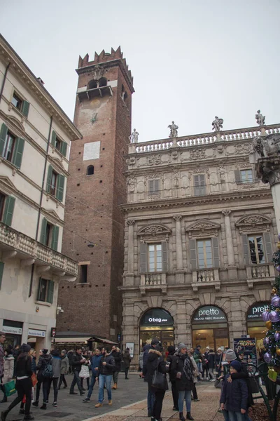 Itálie Verona Prosinec 2017 Pohled Turistů Piazza Delle Erbe Torre — Stock fotografie